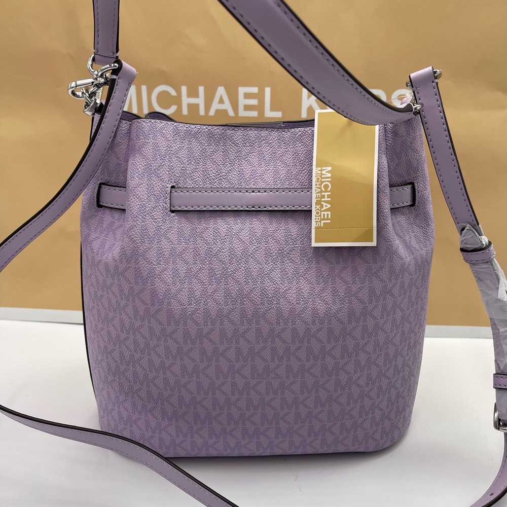MICHAEL KORS Carson Md Logo Convertible Bucket Crossbody Shoulder
Lt Quartz
NWT - Picture 4 of 16